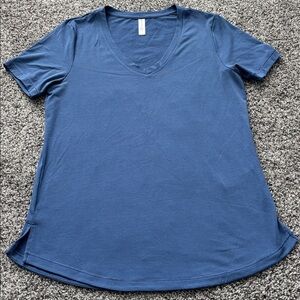 Like New Athleta Cover Your Assets Short Sleeve V Neck Top Medium